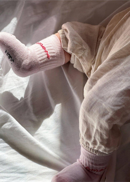Chaussettes bébé roses Amore à broderie rouge – No Bad Days Club — photographie complémentaire 2
