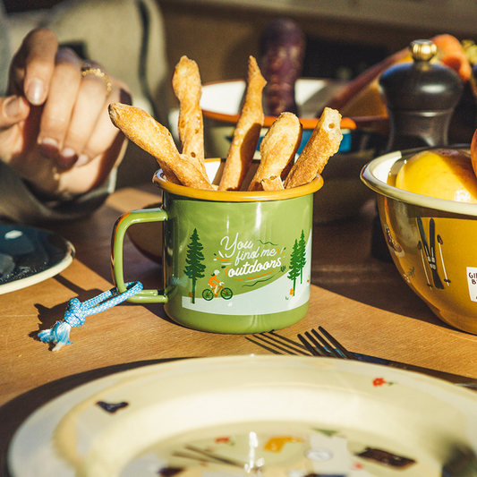 Emaille-Becher „Du findest mich im Freien“