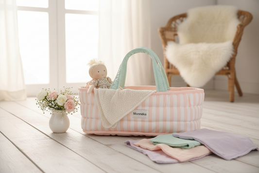 Moseskorb für eine rosa gestreifte Puppe