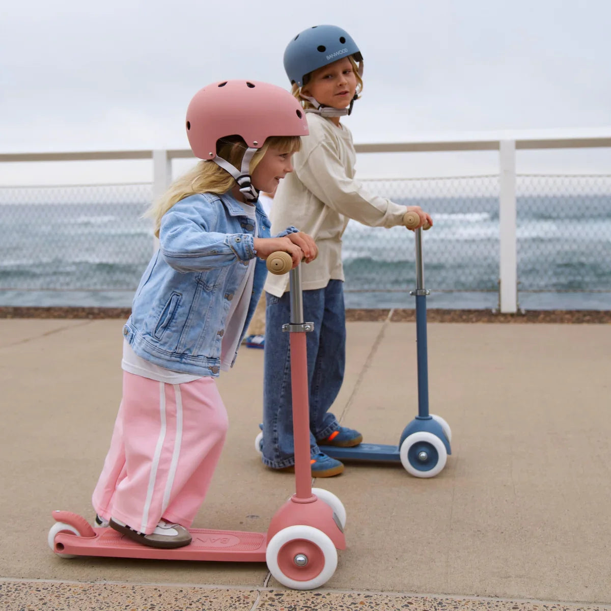 casque enfant eco framboise banwood