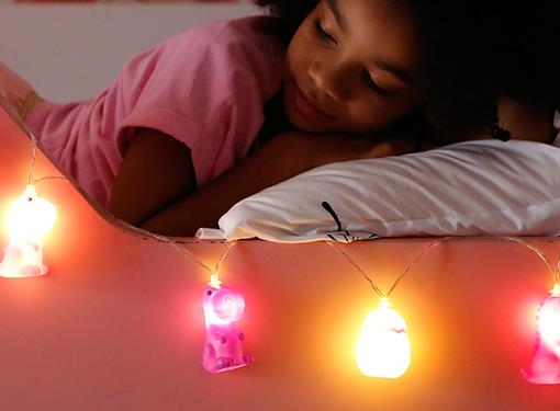 Rosa Lichterkette mit Dinosauriern