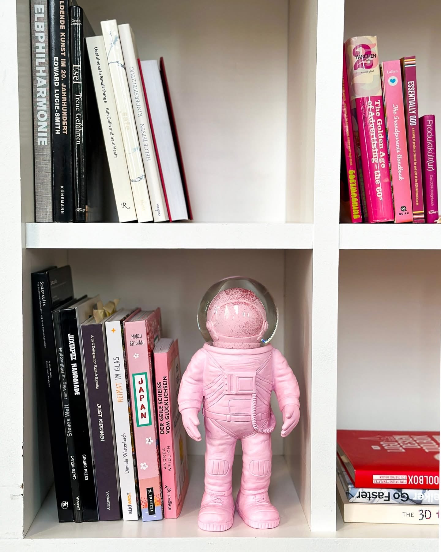 Große rosa Astronauten-Schneekugel