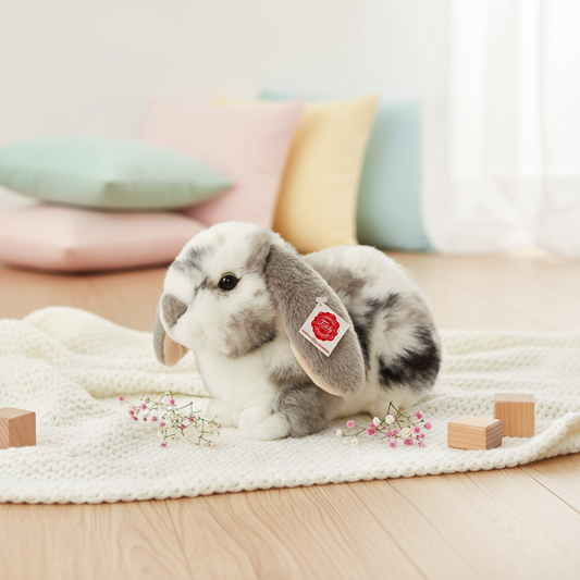 Plüschtier eines grauen und weißen Widderkaninchens