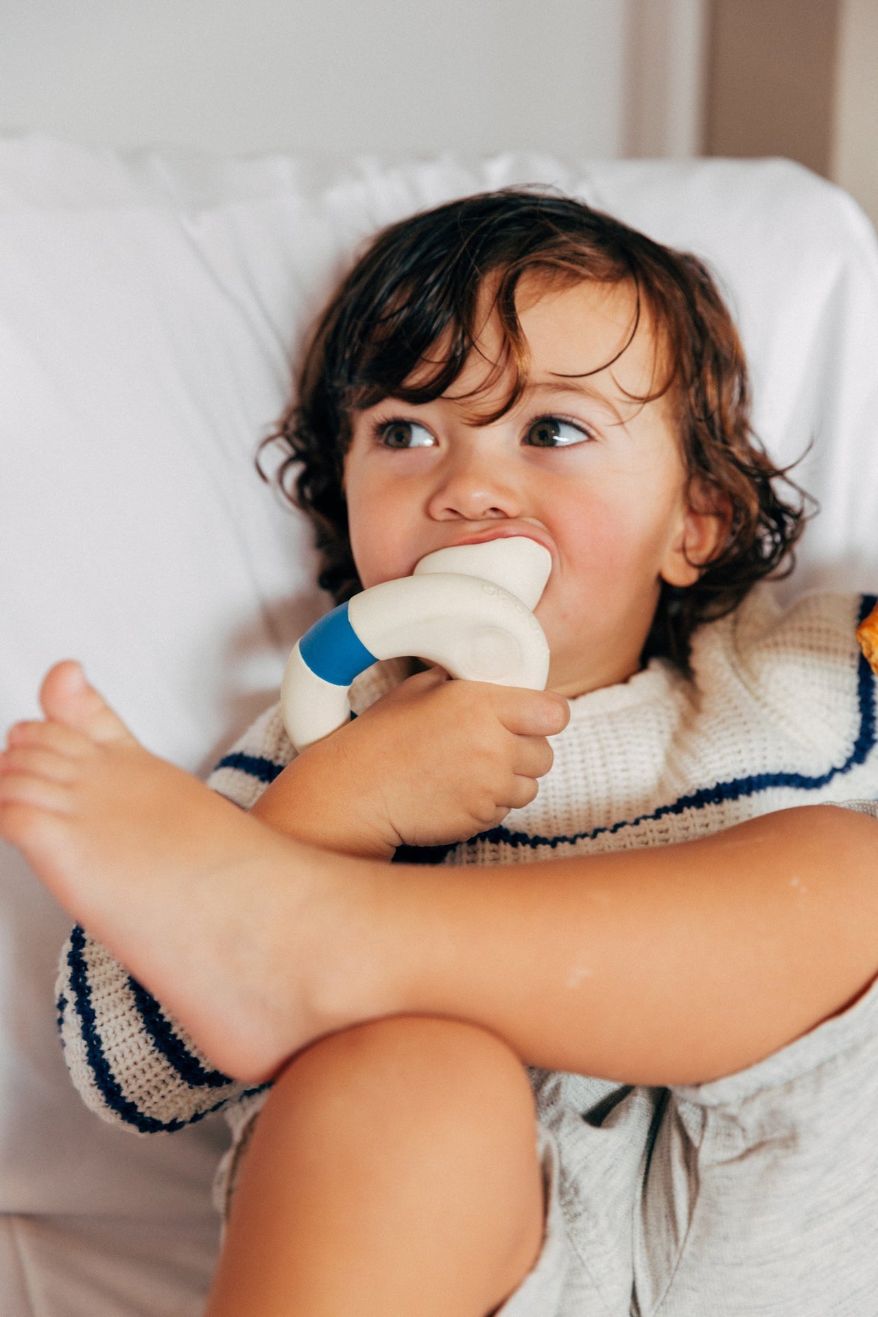 Flo The Floatie bleu marine – Jouet de bain et dentition bébé – vue produit 11
