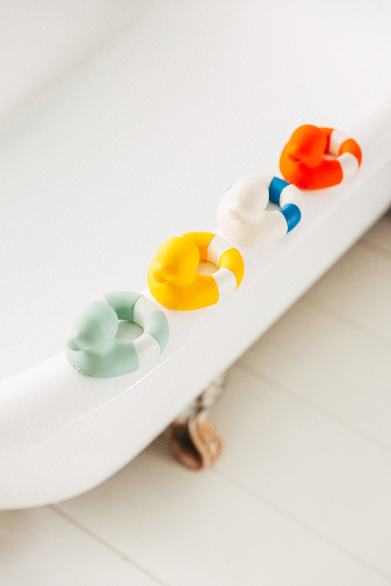 Flo The Floatie bleu marine – Jouet de bain et dentition bébé – vue produit 16