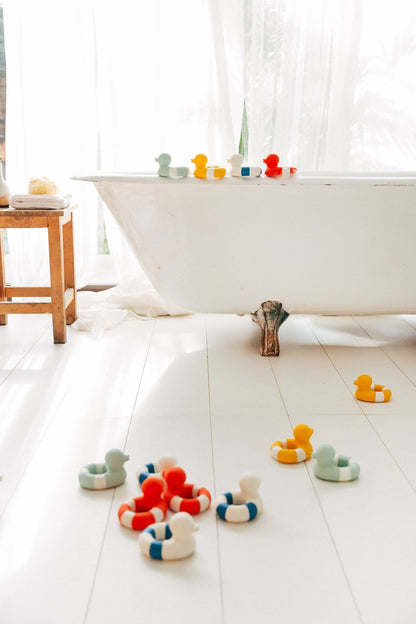 Flo The Floatie bleu marine – Jouet de bain et dentition bébé – vue produit 18