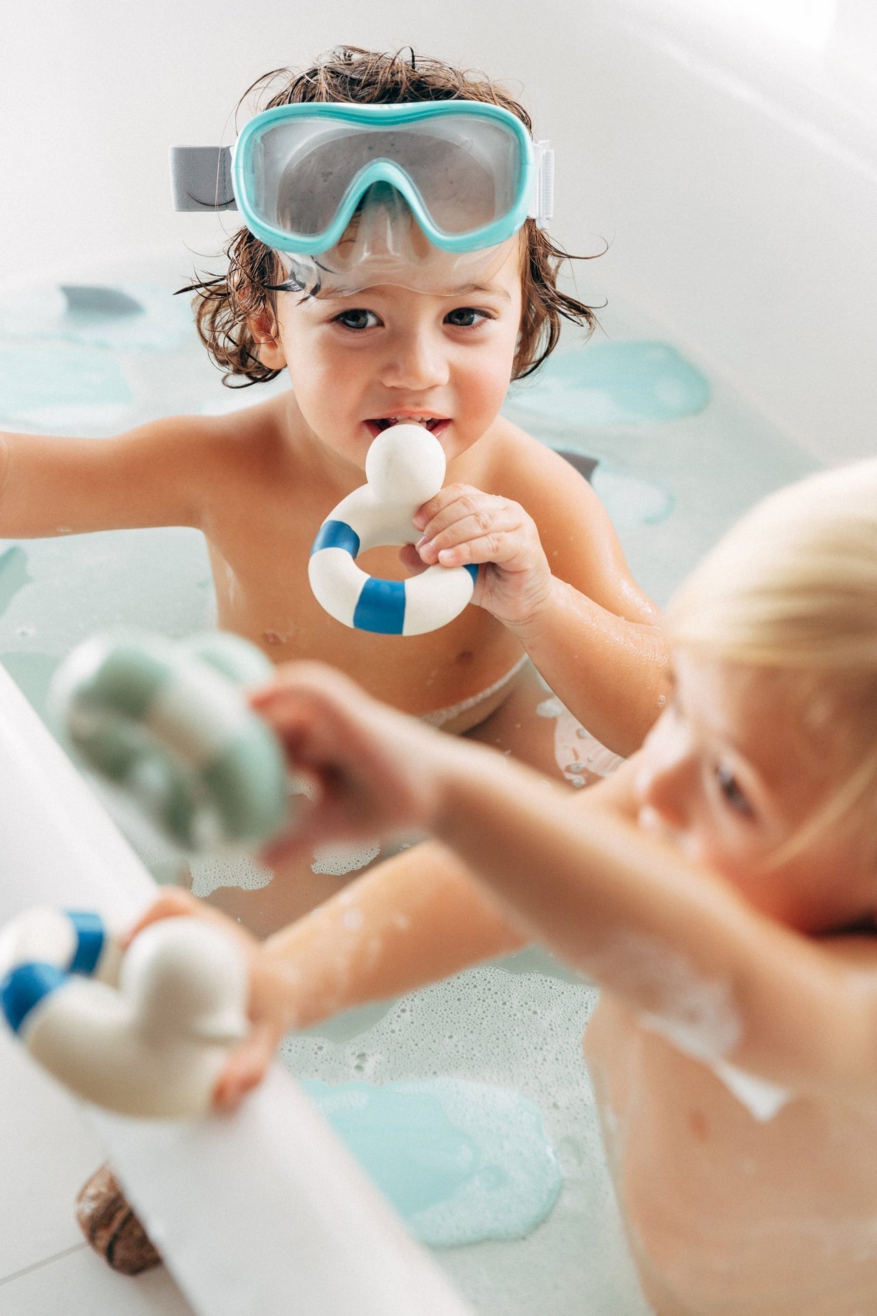 Flo The Floatie bleu marine – Jouet de bain et dentition bébé – vue produit 19
