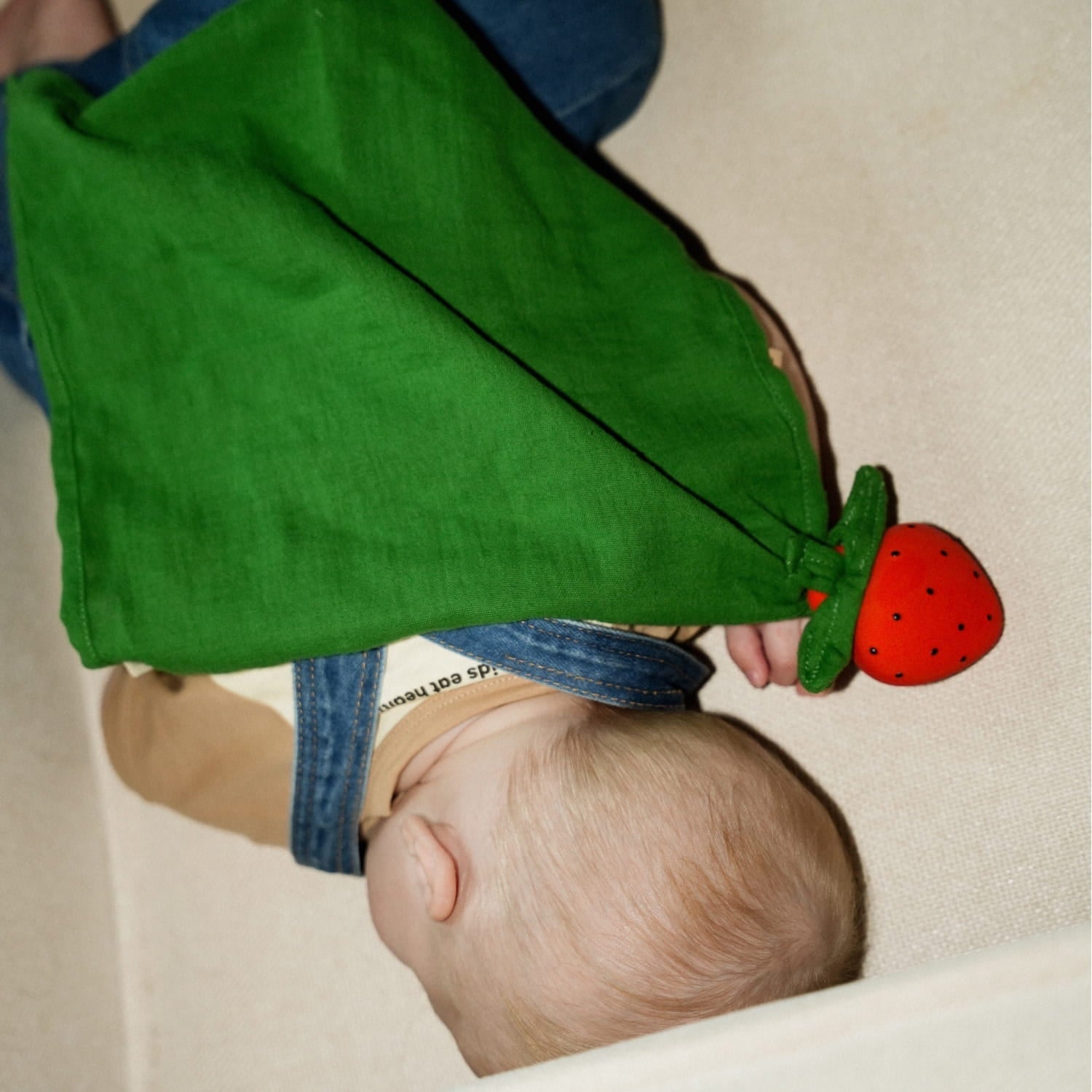 Sweetie la Fraise – Grand doudou bébé – vue produit 4