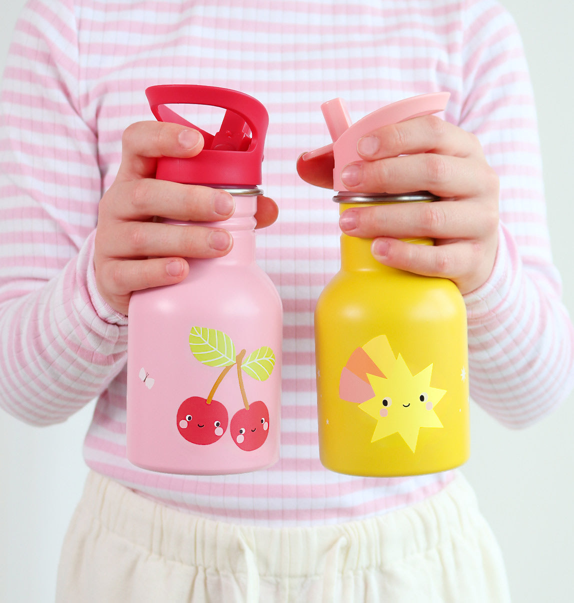 Petite gourde en inox - Cerises joyeuses – vue 3 – A Little Lovely Company