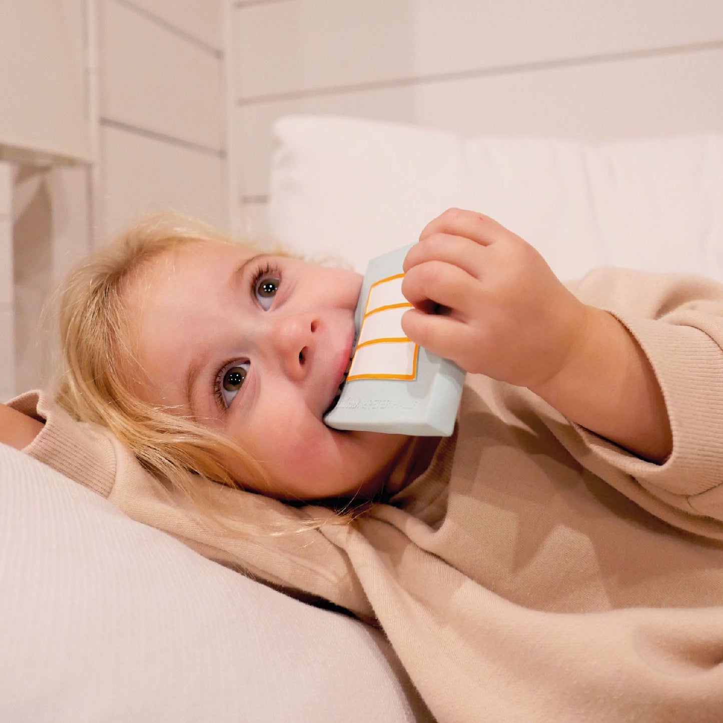Orange Cell – Jouet de dentition bébé – Oli&Carol x Peter Halley – vue produit 4