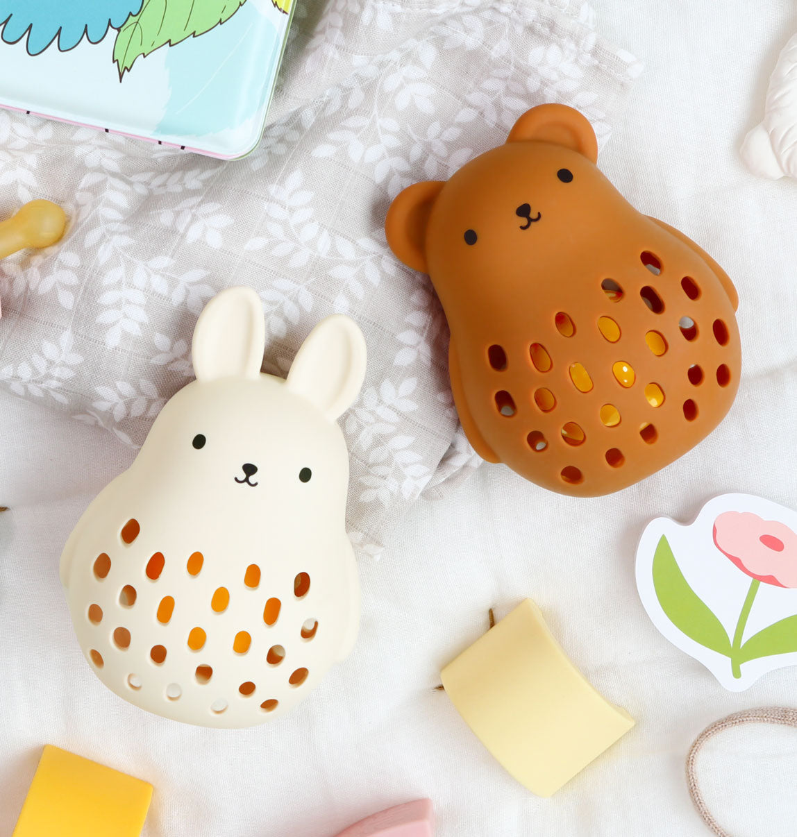 Hochet en silicone - Lapin – vue 6 – A Little Lovely Company