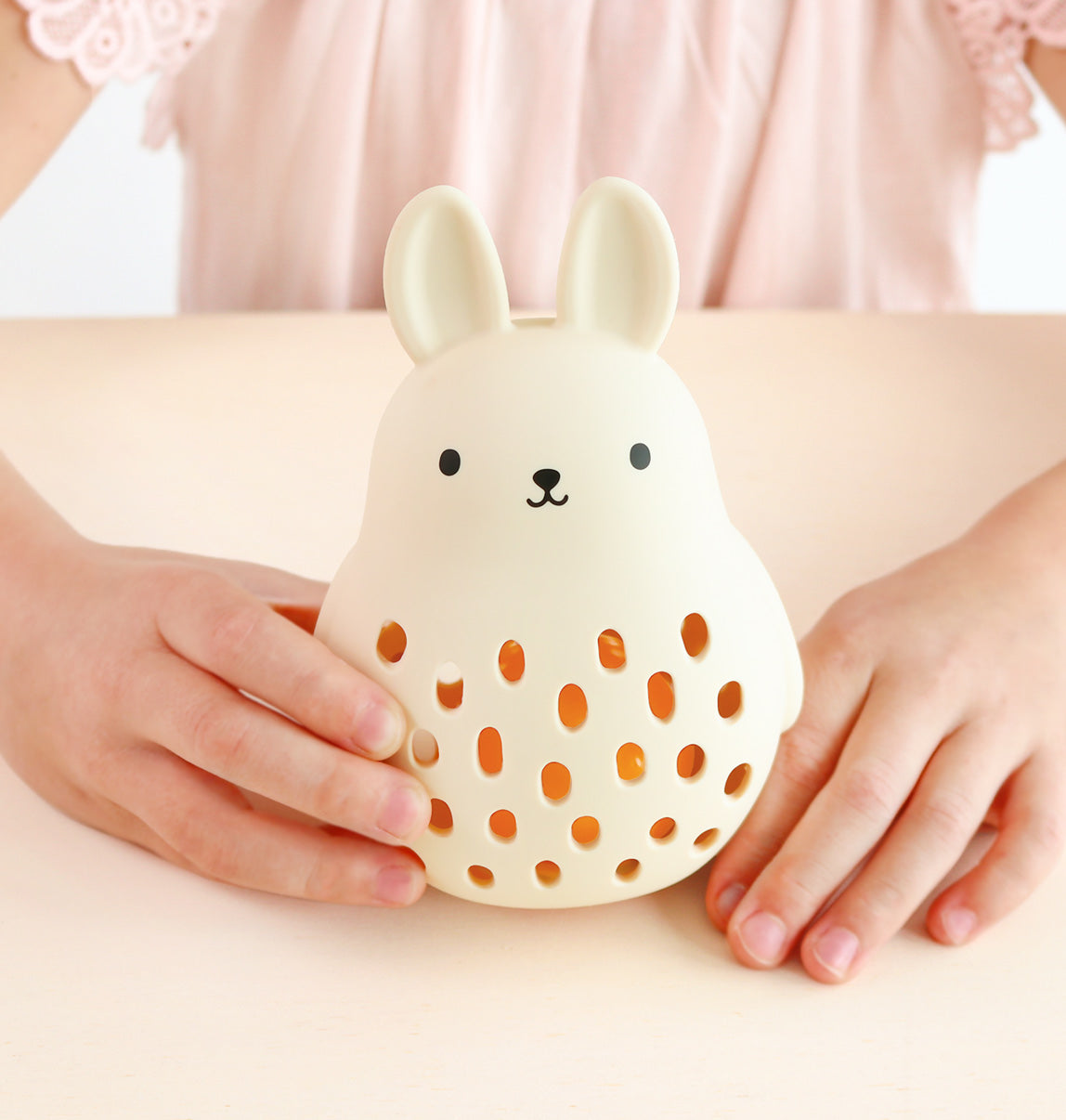 Hochet en silicone - Lapin – vue 7 – A Little Lovely Company