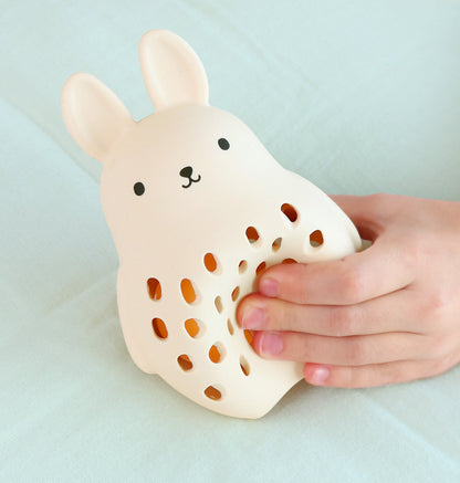 Hochet en silicone - Lapin – vue 3 – A Little Lovely Company