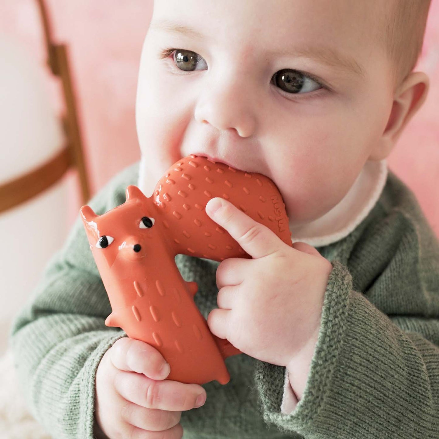 Cyril Squirrel Fox – Jouet de dentition bébé – Oli&Carol x Donna Wilson – vue produit 4