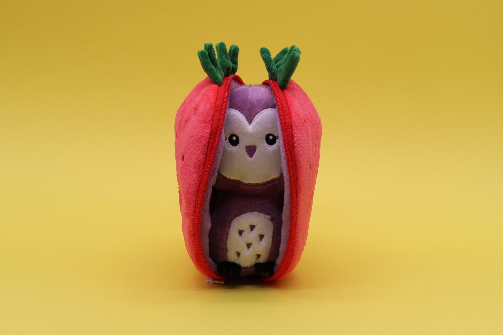 Peluche réversible Violet la chouette/fraise – Flipetz – vue 3