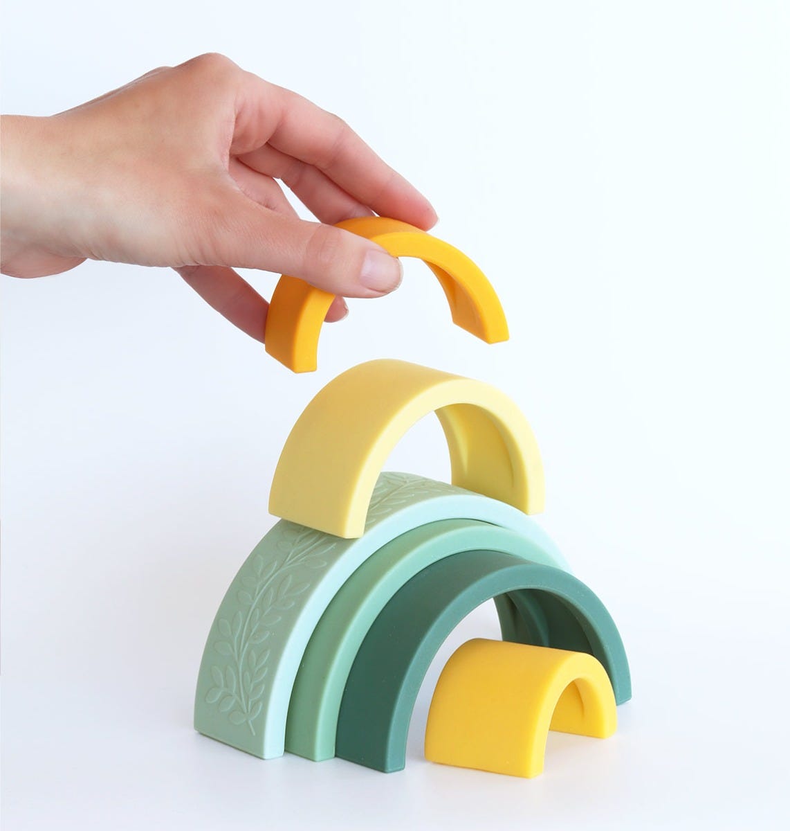 Arc-en-ciel à empiler en silicone - Sauge – vue 3 – A Little Lovely Company