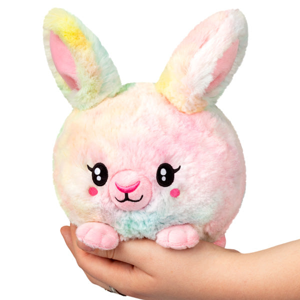 Squishable Snacker Plüschtier – Batik-Hase