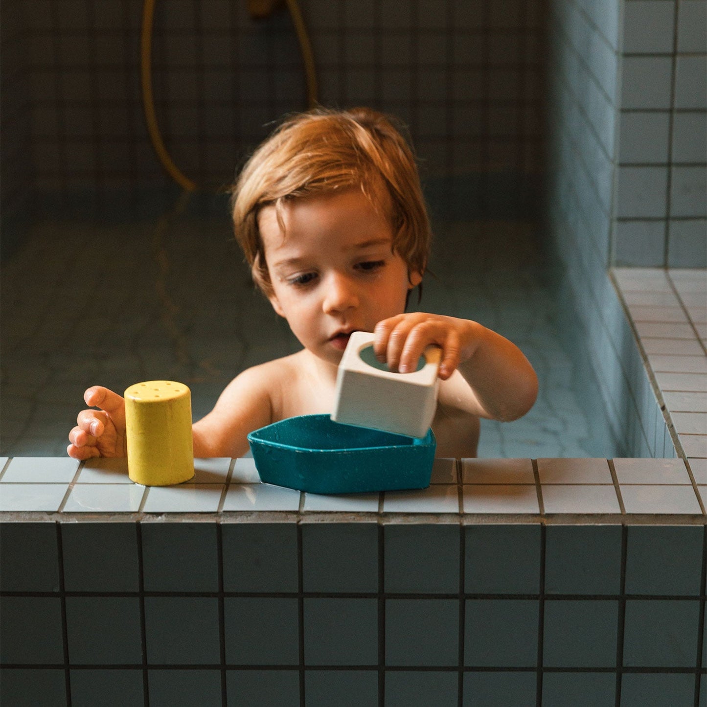 Bateau de bain en caoutchouc recyclé jaune – vue produit 7