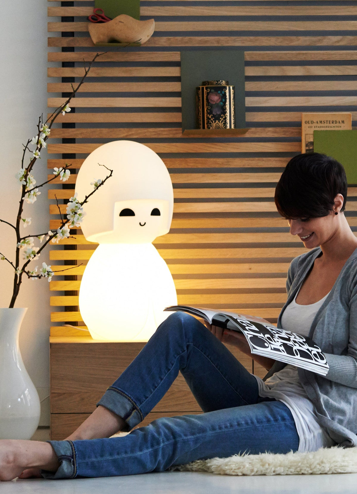 Lampe Kokeshi Mr Maria dans un intérieur, photographie 2