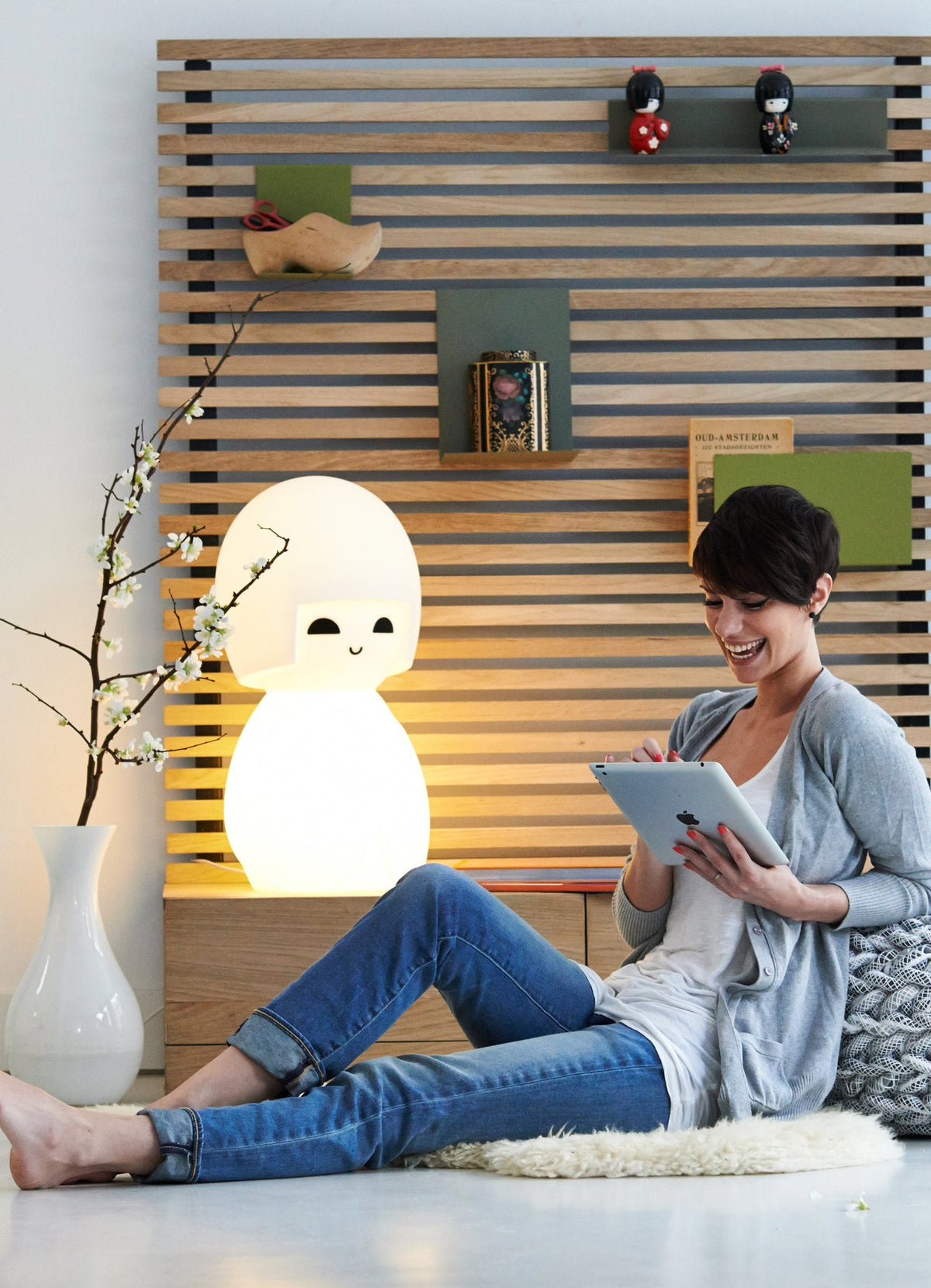 Lampe Kokeshi Mr Maria dans un intérieur, photographie 1